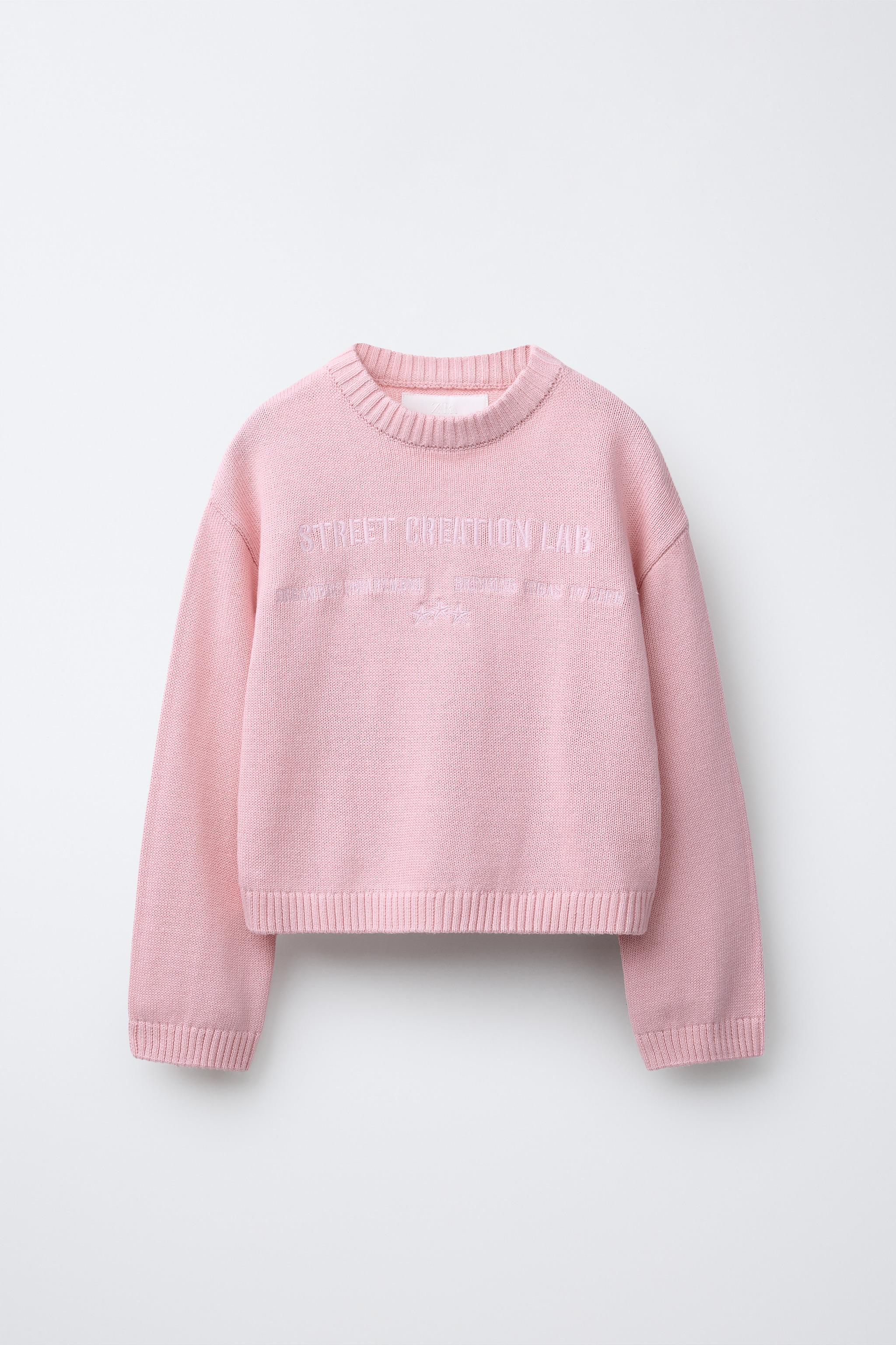 PULL EN MAILLE AVEC INSCRIPTION BRODÉE